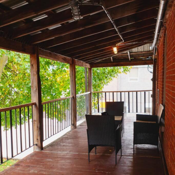 Large Upstairs Flat In Downtown Century Building Apartment Belleville Exterior photo