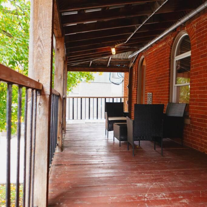 Large Upstairs Flat In Downtown Century Building Apartment Belleville Exterior photo