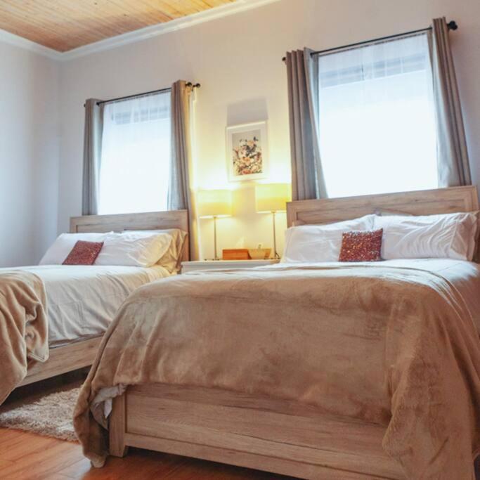 Large Upstairs Flat In Downtown Century Building Apartment Belleville Exterior photo